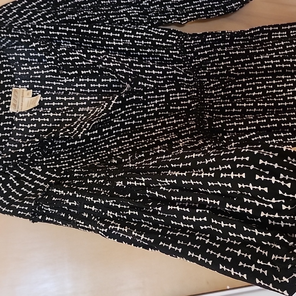 Linens dress size xs with puffies sleeves - Picture 2 of 4